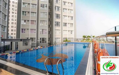 Hồ bơi Summer Square nằm trên tầng thượng